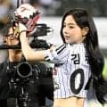 おへそ“丸見え”投球に虜「綺麗、息をのむ」　降臨した黒髪美女…選手も興奮「見てびっくり」