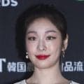 元フィギュア女王のキム・ヨナさん、赤のリップを塗る姿　デコルテもちらり「あなたは天使だ」
