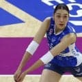 「モグモグしてるのかわいい」佐藤淑乃、チームメート大はしゃぎの中で勝利のダンスは控えめ……その理由にファンも笑顔【セリエA女子】
