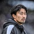 ｢名探偵アキさん｣不惑の天才MF家長昭博が仮装＆渾身ポーズで｢“スー”ルーパスを差し上げます｣宣言!? ｢最年長が一番テンション高いw｣｢めっちゃわろたw｣