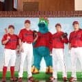 広島　ビジター新ユニホームに込めた思い　松田オーナー代行「生まれ変わるチームに新たな物語を」　こだわり抜いた赤、球団カラーの紺・黄金期象徴の水色