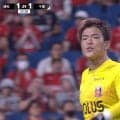 「こんな接触で倒れるな」「ブロックされた感」浦和GK西川周作がノーファウル判定に猛抗議！際どい失点場面にSNSも論争