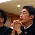 横浜・織田翔希が満面笑みでポーズ！まさかの巨人１位指名直後後→巨人ドラ３・池田聖摩の記念撮影で最前列へ　動揺を封印して仲間を心から祝福