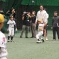 サイ・ヤング賞投手スキーンズが初来日し野球教室　速い球投げるコツは…