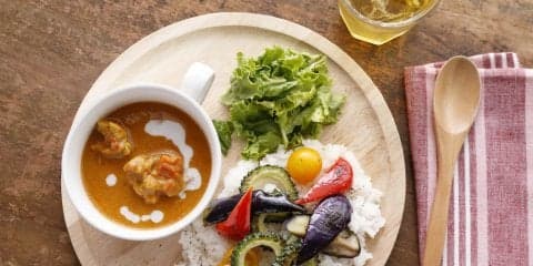 暑い日にこそ食べたい！お肉と夏野菜たっぷりのチキンカレー【スポーツキッズのためのガッツリ飯 Vol.6】