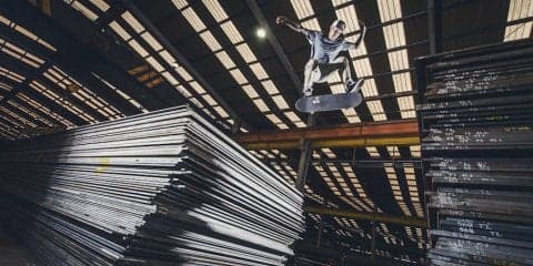 “ライアン・シェクラー”風力タービン工場でスケートボード！