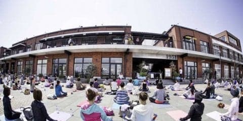 海辺でヨガ＆ピラティスを楽しむイベント「MARINE YOGA」開催