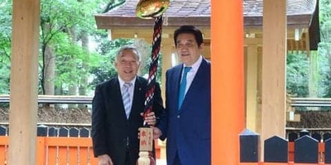  京都・下鴨神社で御鈴奉納。W杯成功を祈念し、日本初のラグビーボール型。 
