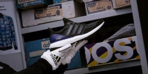 アディダス「UltraBOOST」初期モデルのブラック×ダークパープルを復刻