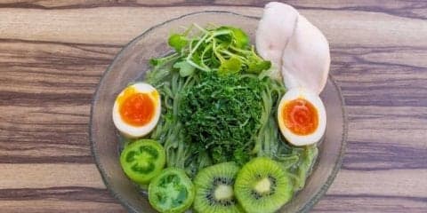 青汁4杯分が入った「キューサイのマズくない青汁冷麺」発売へ。人気ラーメン店とコラボ