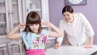 わけもなくイライラするのは親子関係が原因かも・・・過干渉な親に育てられた人の特徴とは？