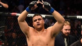 120kg男の飛び膝炸裂　UFCヘビー級の失神KO劇に海外再熱狂「これは危険」「痛そうだ」