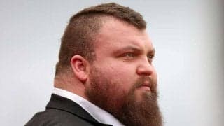 美女4人がベンチプレスの重り　“世界最強の男”に反響70万超「現実離れ」「怪物だ」
