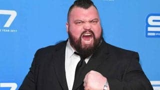 美女4人持ち上げる“世界最強の男”の35kg減量ボディに反響「恐るべき筋肉モリモリ」