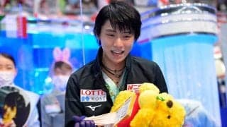 羽生結弦が横ピースでチェキ　フランス選手“舞台裏2ショット”に海外羨望「嫉妬する」