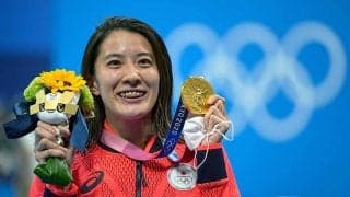 3つ子の米イケメン選手に挟まれた競泳・大橋悠依に反響「両手に花ですね」「可愛い」