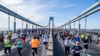 米マラソンで倒れた男性　順位二の次の“助け合いシーン”に感動の声「プライスレス」