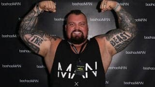 総重量680kg　プレート24枚でスクワットする“世界最強の男”に衝撃「まさに狂気だ！」