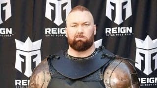 190cm142kgを吹っ飛ばした「世界最強の男」戦慄の左ストレートに海外悶絶「痛そう」