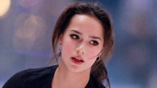 「圧巻の美しさ！」ザギトワが披露した“白ミニドレス”の美脚ショットにファン喝采！「ヘアメイクが本当にお似合い」