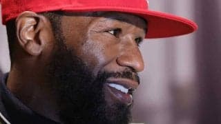 花束投げ捨てられたメイウェザー、直後の行動に米メディア注目「変なシーンも動じず」