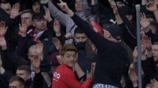 決勝ゴールのヒーロー、堂安律　試合後スタンドでサポーターと共に劇的勝利を祝う！ チームメイト達も総出で勝利の立役者を讃える