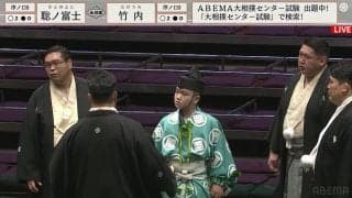「この行司すごい何者だよ」中学を卒業したばかりの行司が堂々たる土俵裁き 驚きと称賛相次ぐ 親方に囲まれ「1人だけかわいい」「初々しい」の声も