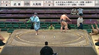あ、吹っ飛ばしすぎちゃってゴメン！ 敗れた力士が勢いよく土俵下に転落でフレームアウト…勝った力士が思わず心配顔