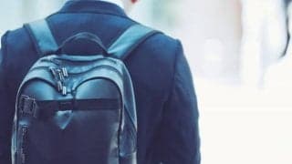 【デキる大人のビジネスマナー】リュックで会社に行くのはマナー違反か否か？