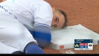 飛び出したランナーが決死のダイブ！タイブレークでのボーンヘッド回避に“もう離さないよ”とベースを抱きしめ安堵の瞬間