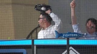 球場騒然！ 日本ハム・清宮がホームラン級の超特大飛球→グラブを咄嗟に差し出した男が“スーパーキャッチ”する珍プレーが起きた瞬間