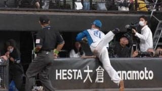 球場騒然！あわや大事故 カメラマン席に飛び込む→超スーパープレー　日本ハム・清宮の危険すぎる“ダイビングキャッチ”が炸裂する衝撃の瞬間