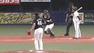 衝撃の瞬間！ まさかの“魔球”で大暴投→捕手が奇跡のキャッチ→一塁へ爆肩牽制で俊足走者を刺した！ 天才的な“トリックプレー”が完成した瞬間