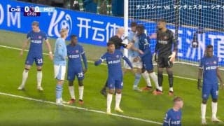 あわや一触即発！主審の注意もガン無視… “バチバチの肉弾戦”が激しくエスカレートする瞬間　ド突き合い→胸タックル→首を押さえる… ボックス内で格闘技ばりのポジション争い