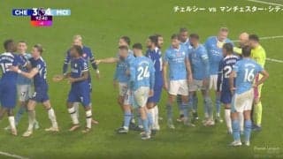 乱闘寸前！血の気が多い奴らが集まってきた… ゴール前でまさかのミス→シュートを止めに入った決死のスライディングが足に直撃　予想外のPKになってしまう衝撃ハプニング