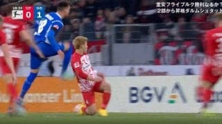 「マジか…」「戻ったのに」堂安律の前で起きた絶望シーン 止められなかった相手シュートが味方に当たってしまう→キーパー泣かせの不運なゴール