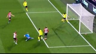「何やってんだよ」→「よく止めた」アーセナルGKの痛恨ミスを帳消しにした１億ポンドMFの“神ブロック”の瞬間！「試合勘なくなってる」とファンは心配