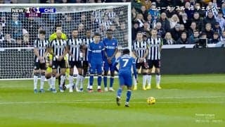 「クリロナやんw」鋭い縦回転FK弾にGK一歩も動けず！ イングランド代表FWが一閃「気持ちいやつ決まった」エグい軌道に敵地サポーター脱帽