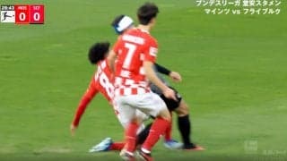 「レッドやろ」危険タックルに大ブーイング＆「やばすぎ」など批判殺到！頭同士の激突→握手で和解の直後ながら“激しすぎる足首刈り”で新たな因縁に？ 