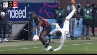 審判ブチギレ！「お前、ちょっと来い」 強烈な鬼タックルで吹き飛ばして空中で一回転… ピッチに倒れこんだ選手をシカトして立ち去った選手を強制呼び出し