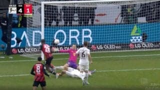 スタジアム騒然！「弱すぎだろ」「バイエルンどうした？」ボール奪取→爆速ドリブルから“秒殺ゴール” 王者を10秒で仕留めた“超高速カウンター”が炸裂した瞬間