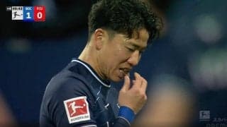 世界中で大人気！チームメイトや監督も大爆笑「食って大丈夫か？」「美味しそう」 浅野拓磨が試合中にサポーターから投げられたチョコをこっそり食べた“もぐもぐタイム”