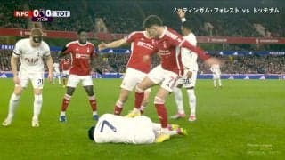 「削られ方がえぐい！」「全く容赦なし」足元刈り取るタックル→倒れたエースを執拗にキック “アジア人NO.1”ソン・フンミンに対する格闘技ディフェンスが物議を醸す
