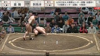 土俵を転がる力士に行司が足をひかれるハプニング 高速で迫ってきた太い両足を避けられず 館内ファンもざわめき