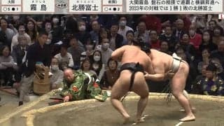 行司が激しく転倒する“危ない”ハプニングに館内騒然「こんなに派手に転ぶなんて」「行司さん大丈夫？」心配の声
