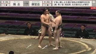 先に突っかけたのに足元ツルン！若手力士が「待った」に救われた“あわや自爆”という一瞬の出来事