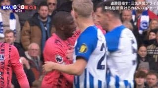 「怖すぎる」まさに一触即発！闘将と強面MFがバチバチのどつき合いから喧嘩上等のメンチ切り　ポジション争いで仲裁のはずがあわや大乱闘の瞬間