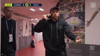 「おとなしくベンチに座れ」エンバペ、試合前半のみで交代し後半は私服に着替えてスタンド観戦、笑顔でファンに手を振る姿も...SNSでは「王様」「クリロナ超えの横暴」の声