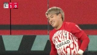 堂安律がイラッ… 半ギレするしかないファウルで潰された！激しいプレスに1人でドリブル突破を狙う　王者・バイエルンのレジェンドが手を出して止めるレベル