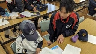 高校球児が小学生の勉強をサポート。「二刀流」野球教室を開催する群馬県立太田高校